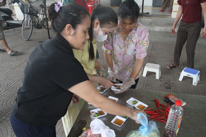 Người dân chung tay, mời cỗ sĩ tử- Ảnh 2. Người dân chung tay, mời cỗ sĩ tử- Ảnh 2.
