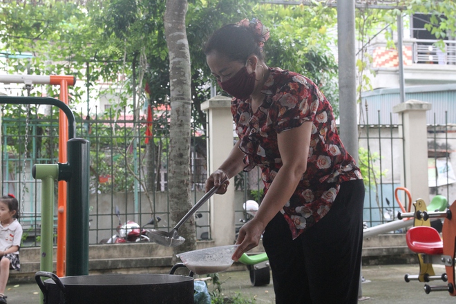 Người dân chung tay, mời cỗ sĩ tử- Ảnh 5. Người dân chung tay, mời cỗ sĩ tử- Ảnh 5.
