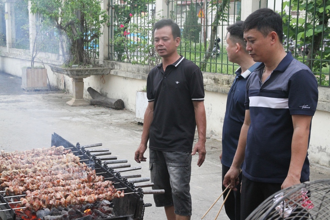 Người dân chung tay, mời cỗ sĩ tử- Ảnh 6. Người dân chung tay, mời cỗ sĩ tử- Ảnh 6.