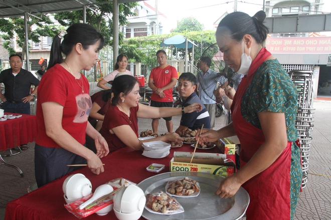 Người dân chung tay, mời cỗ sĩ tử- Ảnh 1. Người dân chung tay, mời cỗ sĩ tử- Ảnh 1.