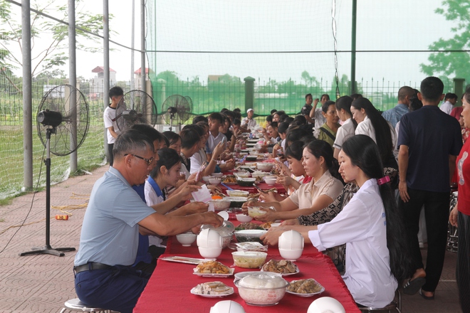 Người dân chung tay, mời cỗ sĩ tử- Ảnh 14. Người dân chung tay, mời cỗ sĩ tử- Ảnh 14.