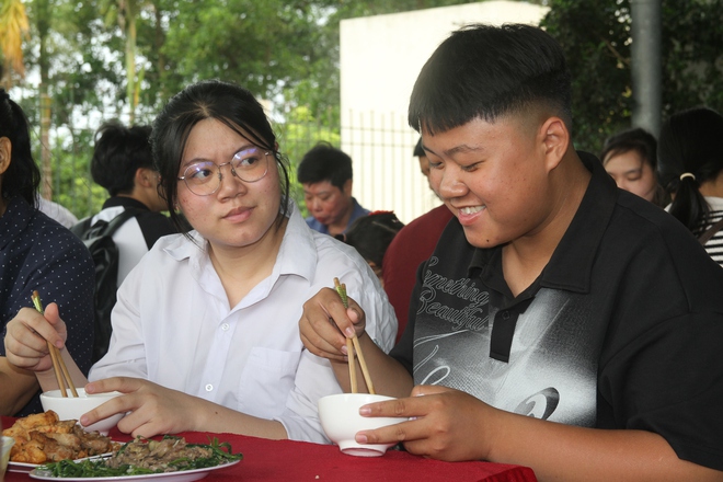 Người dân chung tay, mời cỗ sĩ tử- Ảnh 15. Người dân chung tay, mời cỗ sĩ tử- Ảnh 15.