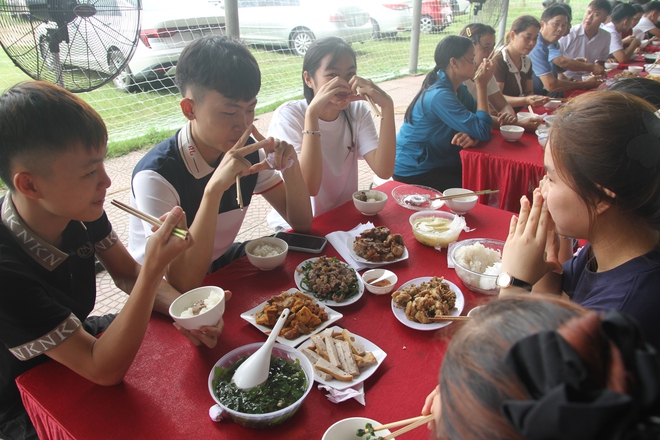 Người dân chung tay, mời cỗ sĩ tử- Ảnh 13. Người dân chung tay, mời cỗ sĩ tử- Ảnh 13.