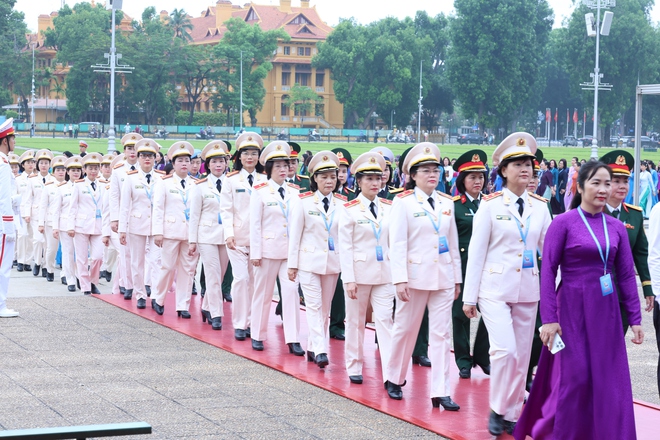 Đoàn Đại biểu dự Đại hội Phụ nữ toàn quốc lần thứ XIV vào Lăng viếng Chủ tịch Hồ Chí Minh- Ảnh 4. Đoàn Đại biểu dự Đại hội Phụ nữ toàn quốc lần thứ XIV vào Lăng viếng Chủ tịch Hồ Chí Minh - Ảnh 4.