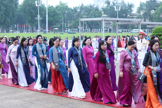 Đoàn Đại biểu dự Đại hội Phụ nữ toàn quốc lần thứ XIV vào Lăng viếng Chủ tịch Hồ Chí Minh- Ảnh 7. Đoàn Đại biểu dự Đại hội Phụ nữ toàn quốc lần thứ XIV vào Lăng viếng Chủ tịch Hồ Chí Minh - Ảnh 7.