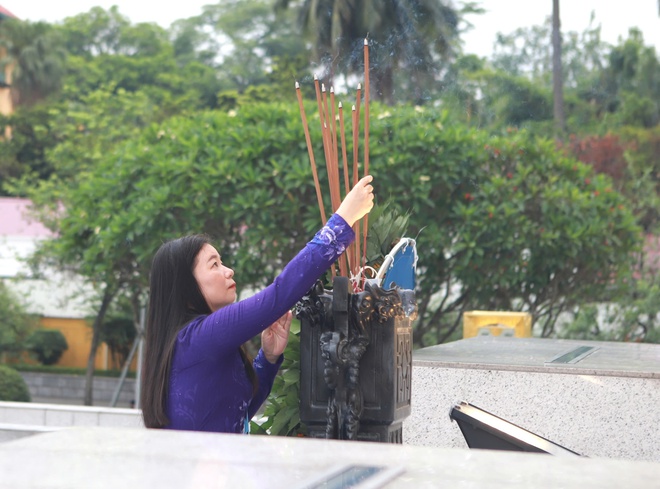 Đoàn Đại biểu dự Đại hội Phụ nữ toàn quốc lần thứ XIV vào Lăng viếng Chủ tịch Hồ Chí Minh- Ảnh 17. Đoàn Đại biểu dự Đại hội Phụ nữ toàn quốc lần thứ XIV vào Lăng viếng Chủ tịch Hồ Chí Minh - Ảnh 17.
