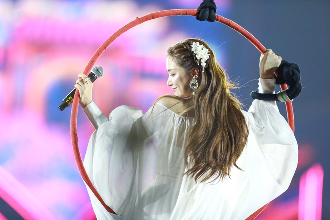 Hòa Minzy, Quang Hùng MasterD khuấy động concert “Thanh xuân”- Ảnh 3.