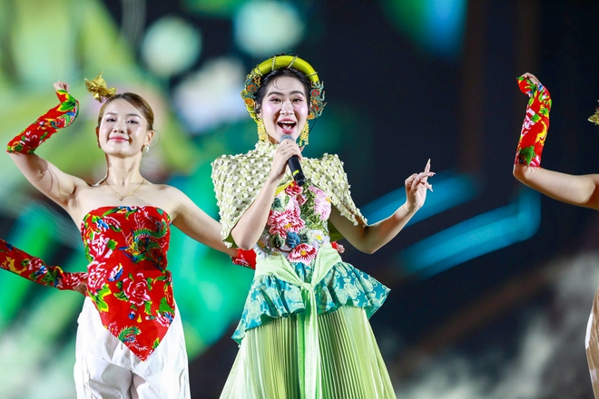 Hòa Minzy, Quang Hùng MasterD khuấy động concert “Thanh xuân”- Ảnh 2.