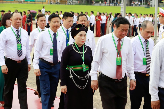 Đoàn đại biểu dự Đại hội Hội Nông dân Việt Nam IX vào Lăng viếng Chủ tịch Hồ Chí Minh- Ảnh 6. Đoàn đại biểu dự Đại hội Hội Nông dân Việt Nam IX vào Lăng viếng Chủ tịch Hồ Chí Minh- Ảnh 6.