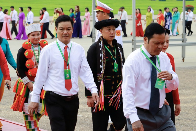 Đoàn đại biểu dự Đại hội Hội Nông dân Việt Nam IX vào Lăng viếng Chủ tịch Hồ Chí Minh- Ảnh 4. Đoàn đại biểu dự Đại hội Hội Nông dân Việt Nam IX vào Lăng viếng Chủ tịch Hồ Chí Minh- Ảnh 4.