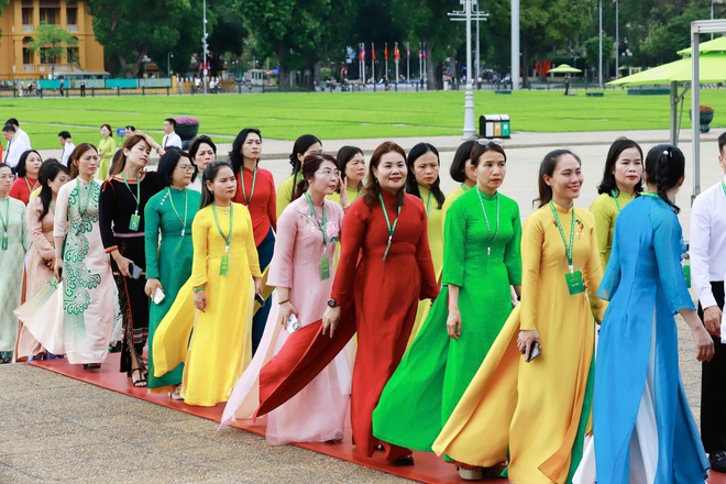Đoàn đại biểu dự Đại hội Hội Nông dân Việt Nam IX vào Lăng viếng Chủ tịch Hồ Chí Minh- Ảnh 5. Đoàn đại biểu dự Đại hội Hội Nông dân Việt Nam IX vào Lăng viếng Chủ tịch Hồ Chí Minh- Ảnh 5.