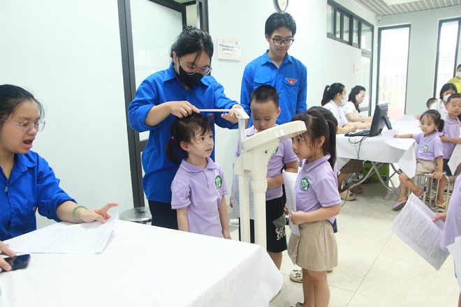 Hà Nội ngày đầu tiên khám sức khỏe miễn phí toàn dân- Ảnh 2.