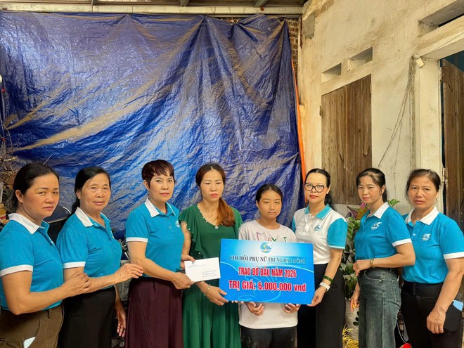 1 ngày sau biến cố, bé gái khuyết tật có thêm những người mẹ đỡ đầu- Ảnh 4.