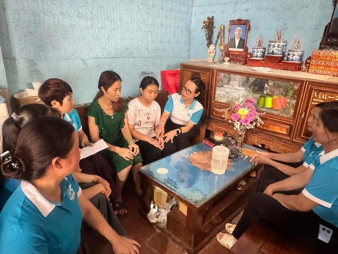 1 ngày sau biến cố, bé gái khuyết tật có thêm những người mẹ đỡ đầu- Ảnh 2.