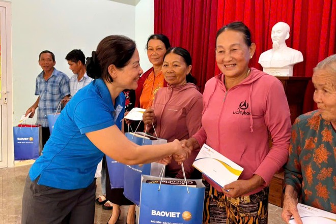 Hội LHPN tỉnh Quảng Ngãi phối hợp trao quà tri ân gia đình chính sách nhân kỷ niệm 79 năm Ngày Thương binh - Liệt sĩ - Ảnh 3.