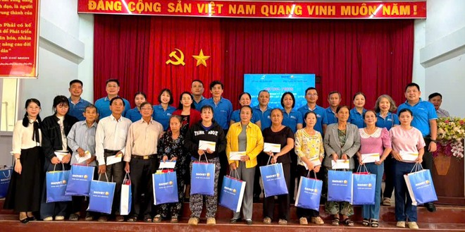 Hội LHPN tỉnh Quảng Ngãi phối hợp trao quà tri ân gia đình chính sách nhân kỷ niệm 79 năm Ngày Thương binh - Liệt sĩ - Ảnh 1.