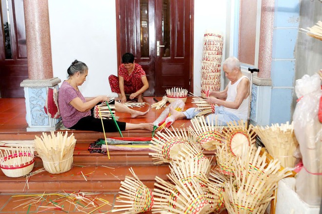 Hà Nội: Phụ nữ Nam Phù đưa nghề truyền thống lên không gian số- Ảnh 3.