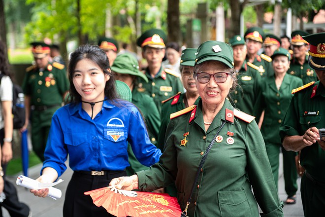 "Trên chiếc xe lăn": Thước phim tài liệu kết nối ký ức lịch sử với thế hệ trẻ- Ảnh 8.