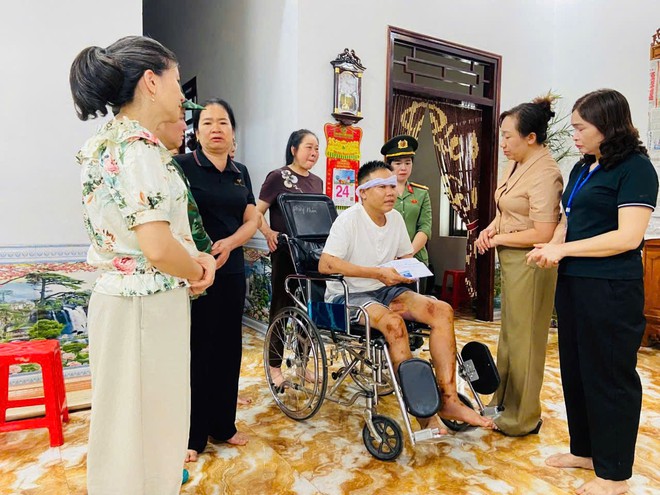 Hội LHPN Lai Châu hỗ trợ hội viên, nhân dân xã Mường Than khắc phục hậu quả lũ quét, sạt lở đất- Ảnh 1.