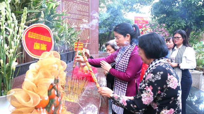 Hội LHPN TPHCM tưởng niệm các anh hùng liệt sĩ tại công viên Lê Thị Riêng- Ảnh 1.