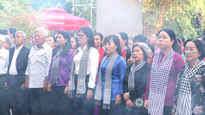 Hội LHPN TPHCM tưởng niệm các anh hùng liệt sĩ tại công viên Lê Thị Riêng- Ảnh 3.