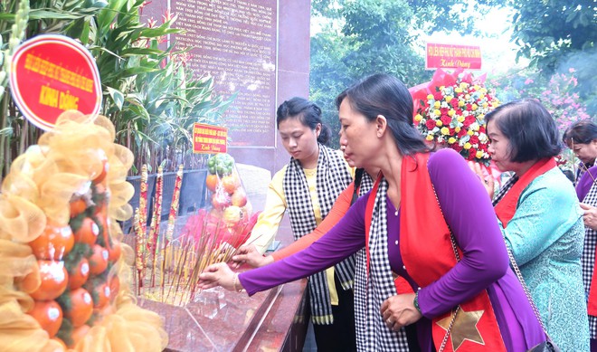 Hội LHPN TPHCM tưởng niệm các anh hùng liệt sĩ tại công viên Lê Thị Riêng- Ảnh 2.