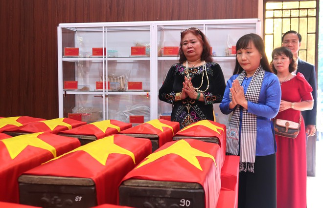 Hội LHPN TPHCM tưởng niệm các anh hùng liệt sĩ tại công viên Lê Thị Riêng- Ảnh 4.