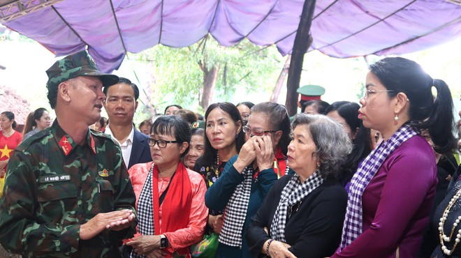Hội LHPN TPHCM tưởng niệm các anh hùng liệt sĩ tại công viên Lê Thị Riêng- Ảnh 6.
