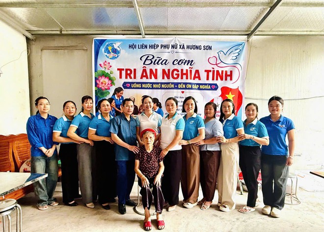 Ấm áp hành trình tri ân của cán bộ, hội viên phụ nữ Thủ đô - Ảnh 2.