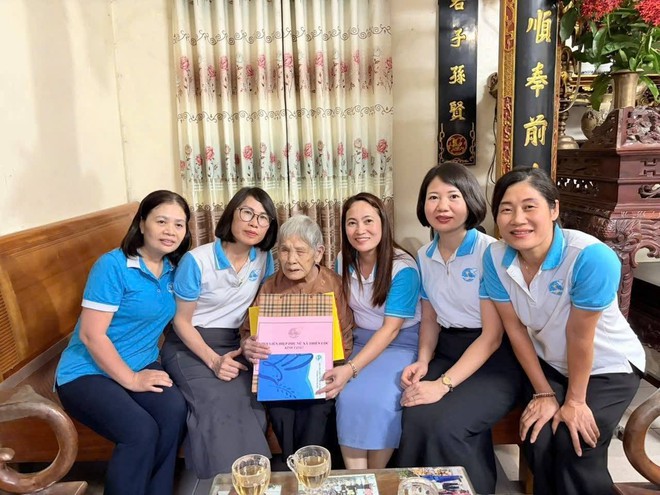 Ấm áp hành trình tri ân của cán bộ, hội viên phụ nữ Thủ đô - Ảnh 6.