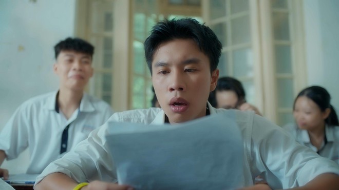 Lần đầu đóng phim chung, Long Vũ áp lực khi diễn cùng mẹ ruột Vân Dung - Ảnh 2.