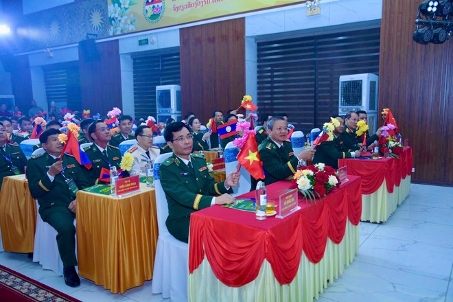 Giao lưu sĩ quan trẻ hai nước Việt Nam - Lào: "Sắt son hữu nghị - Vững bước tương lai"- Ảnh 1.