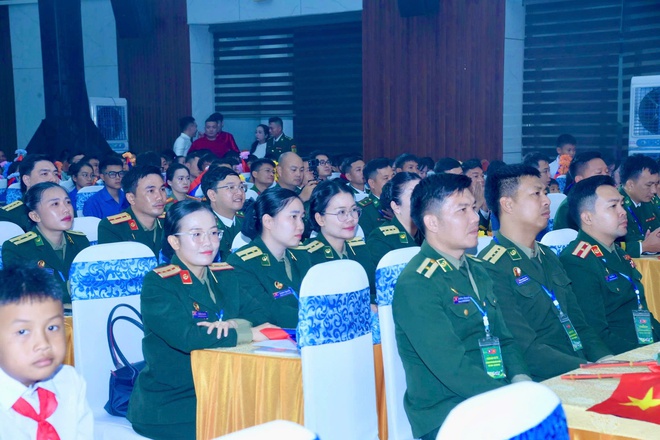 Giao lưu sĩ quan trẻ hai nước Việt Nam - Lào: "Sắt son hữu nghị - Vững bước tương lai"- Ảnh 2.