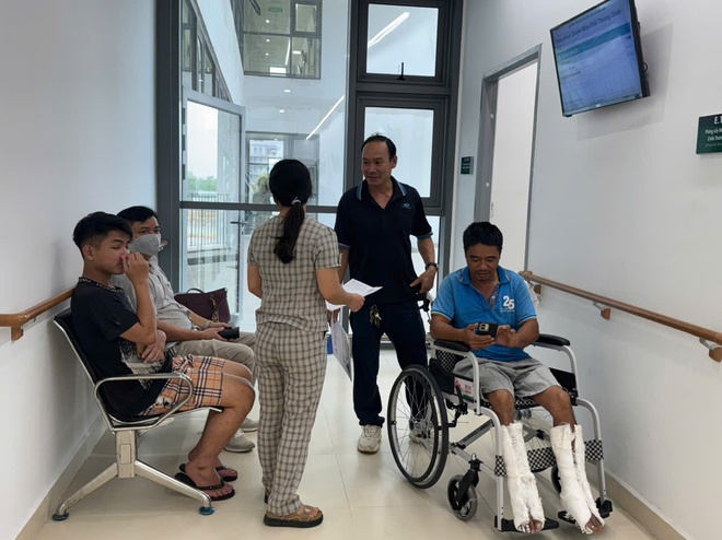 Đông đảo người dân đến khám tại Bệnh viện Hữu nghị Việt Đức cơ sở Ninh Bình - Ảnh 3.