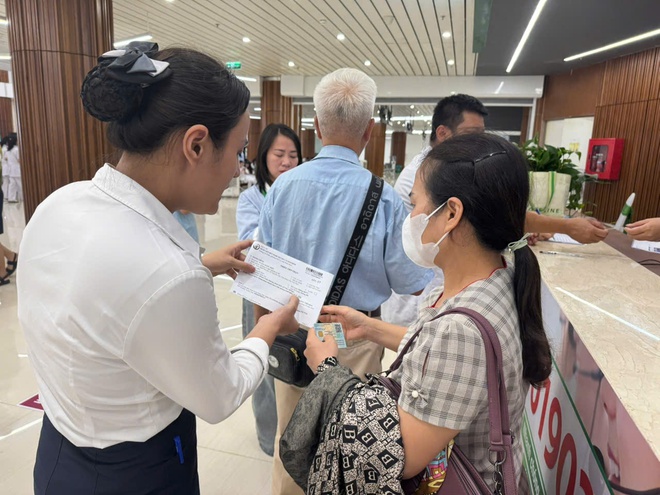 Đông đảo người dân đến khám tại Bệnh viện Hữu nghị Việt Đức cơ sở Ninh Bình - Ảnh 4.