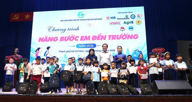 Hội LHPN TPHCM tiếp sức cho trẻ khó khăn trước thềm năm học mới- Ảnh 6.