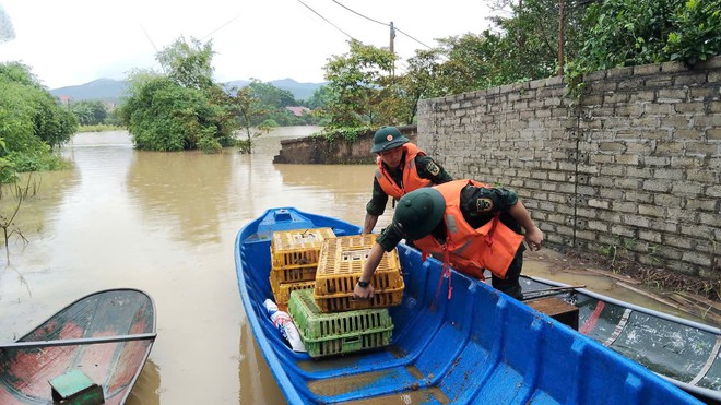 Quân khu 1: Gõ cửa từng nhà kiểm tra, hỗ trợ người dân vùng lũ - Ảnh 4.