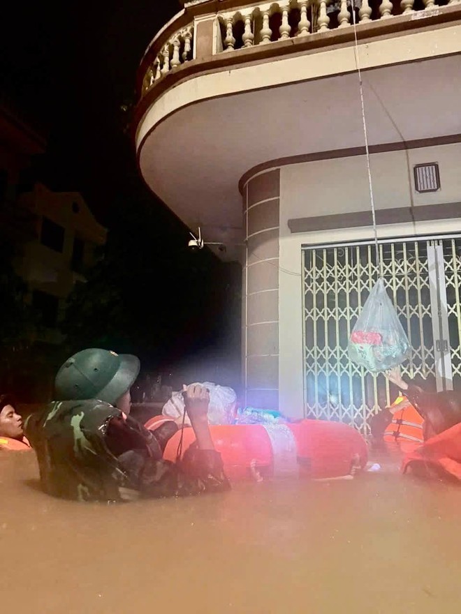 Quân khu 1: Gõ cửa từng nhà kiểm tra, hỗ trợ người dân vùng lũ - Ảnh 3.