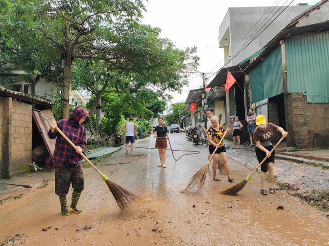 Phụ nữ Bắc Ninh góp sức khắc phục hậu quả mưa lũ- Ảnh 5.