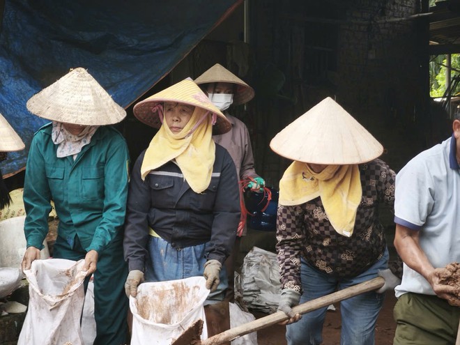 Phụ nữ Bắc Ninh góp sức khắc phục hậu quả mưa lũ- Ảnh 3.