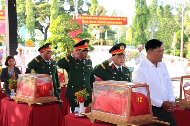 Cần Thơ: Xúc động lễ truy điệu, an táng 38 hài cốt liệt sĩ  - Ảnh 2.