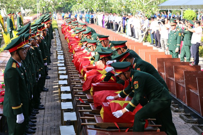 Cần Thơ: Xúc động lễ truy điệu, an táng 38 hài cốt liệt sĩ  - Ảnh 4.