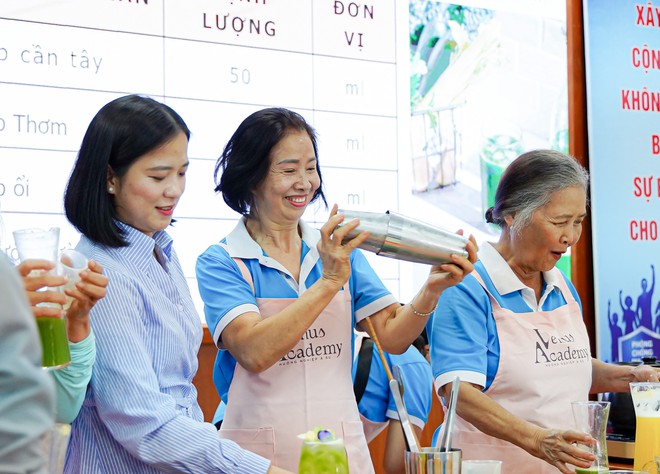 Hướng dẫn nghề pha chế, hỗ trợ phụ nữ đô thị khởi nghiệp- Ảnh 2.