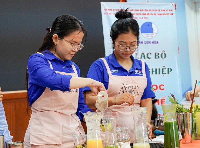 Hướng dẫn nghề pha chế, hỗ trợ phụ nữ đô thị khởi nghiệp- Ảnh 3.