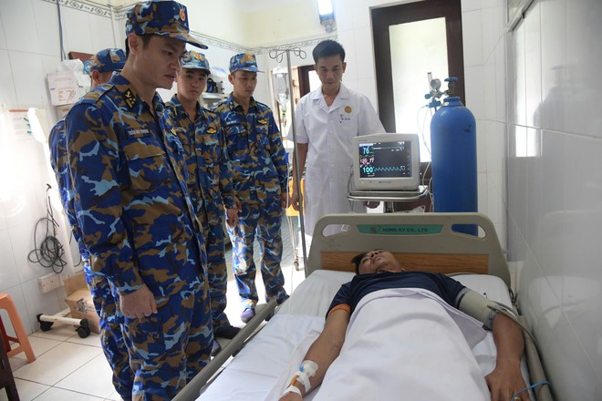 Tiếp nhận, kịp thời cứu chữa 32 ngư dân bị chìm tàu trên quần đảo Trường Sa- Ảnh 8.