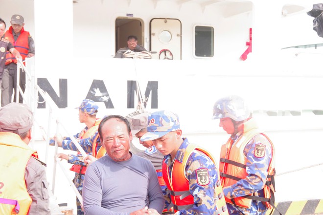 Tiếp nhận, kịp thời cứu chữa 32 ngư dân bị chìm tàu trên quần đảo Trường Sa- Ảnh 1.