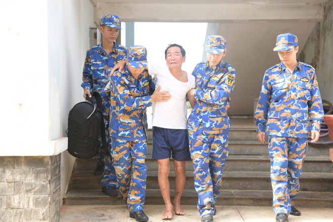 Tiếp nhận, kịp thời cứu chữa 32 ngư dân bị chìm tàu trên quần đảo Trường Sa- Ảnh 3.