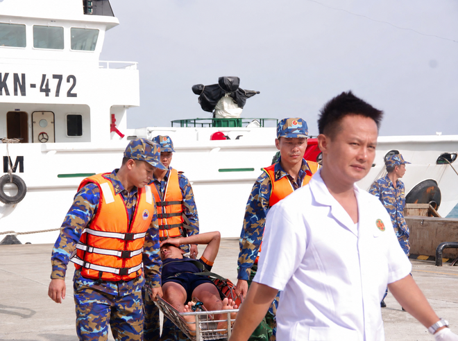 Tiếp nhận, kịp thời cứu chữa 32 ngư dân bị chìm tàu trên quần đảo Trường Sa- Ảnh 2.