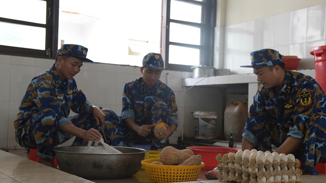 Tiếp nhận, kịp thời cứu chữa 32 ngư dân bị chìm tàu trên quần đảo Trường Sa- Ảnh 7.
