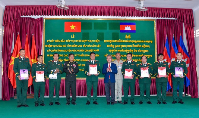 Quân khu 9 ký kết phối hợp tìm kiếm, quy tập hài cốt liệt sĩ quân tình nguyện Việt Nam tại Campuchia- Ảnh 4.